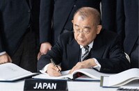 吉田茂を演じる笑福亭鶴瓶。