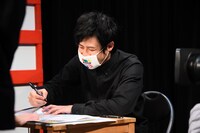 サインするオジンオズボーン篠宮。