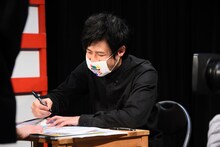 サインするオジンオズボーン篠宮。