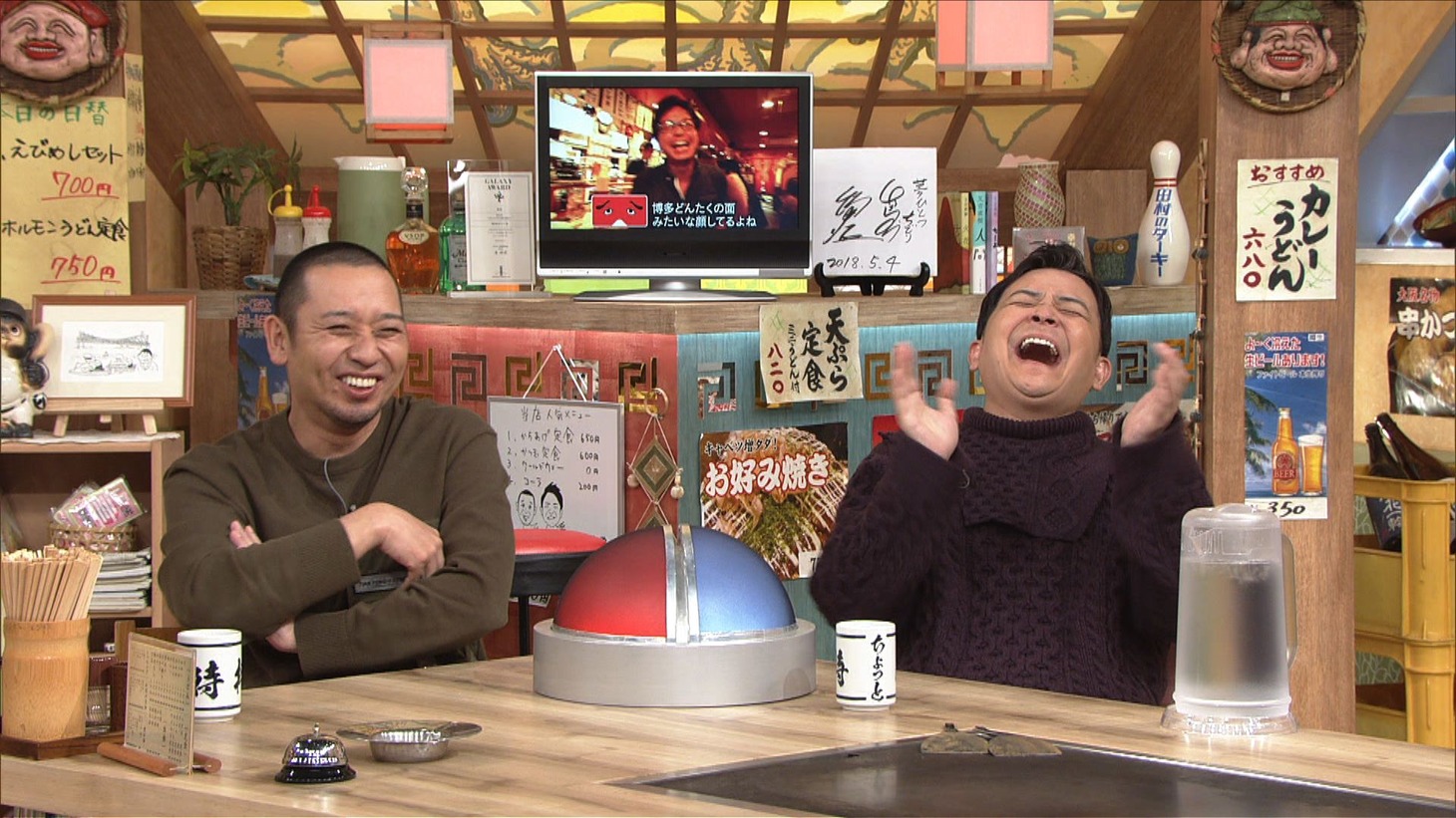 「相席食堂」で藤山直美のロケVTRを観る千鳥。(c)ABCテレビ