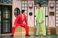 借金取りの弟分役で吉本新喜劇に出演した千葉公平（左）。