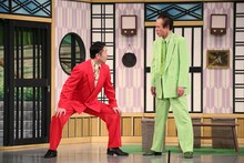 借金取りの弟分役で吉本新喜劇に出演した千葉公平（左）。