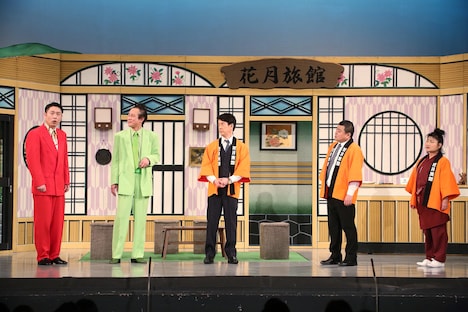 吉本新喜劇に出演する千葉公平(左端)。