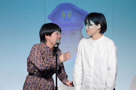 にぼしいわしの漫才中、後ろのスクリーンにうっすらと浮かび上がるそのこ。