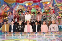 「アメトーーク！」の「僕らビミョーな6.5世代」に出演する芸人たちと、“お笑い第7世代”のパネル（手前）。(c)テレビ朝日