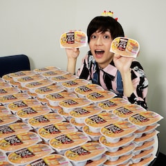 夢屋まさる、大量の「雪見だいふくもちもちパンケーキ」を贈呈される