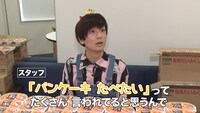 動画「パンケーキの人に、たくさんパンケーキあげてみた！」より。