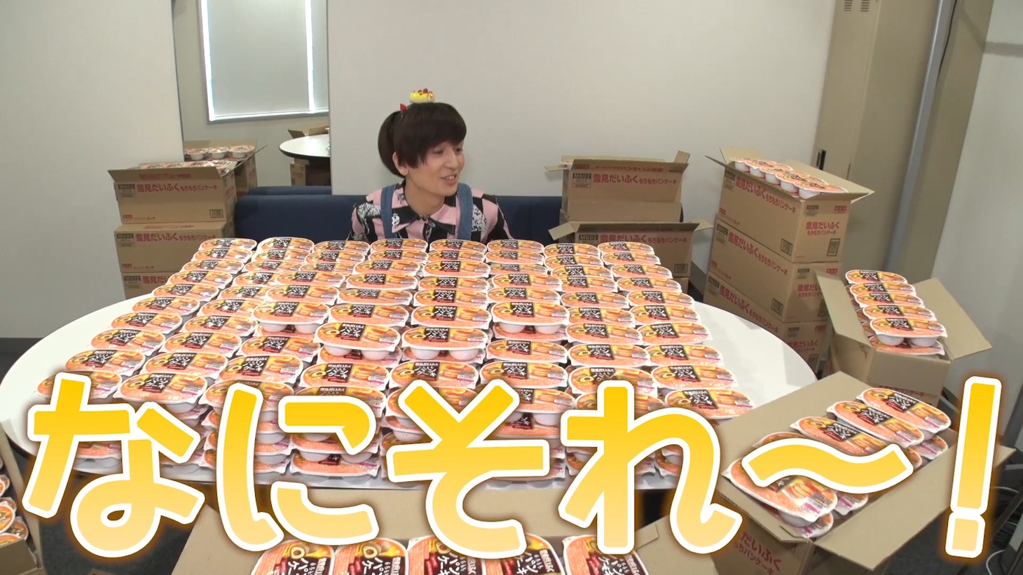 動画「パンケーキの人に、たくさんパンケーキあげてみた！」より。