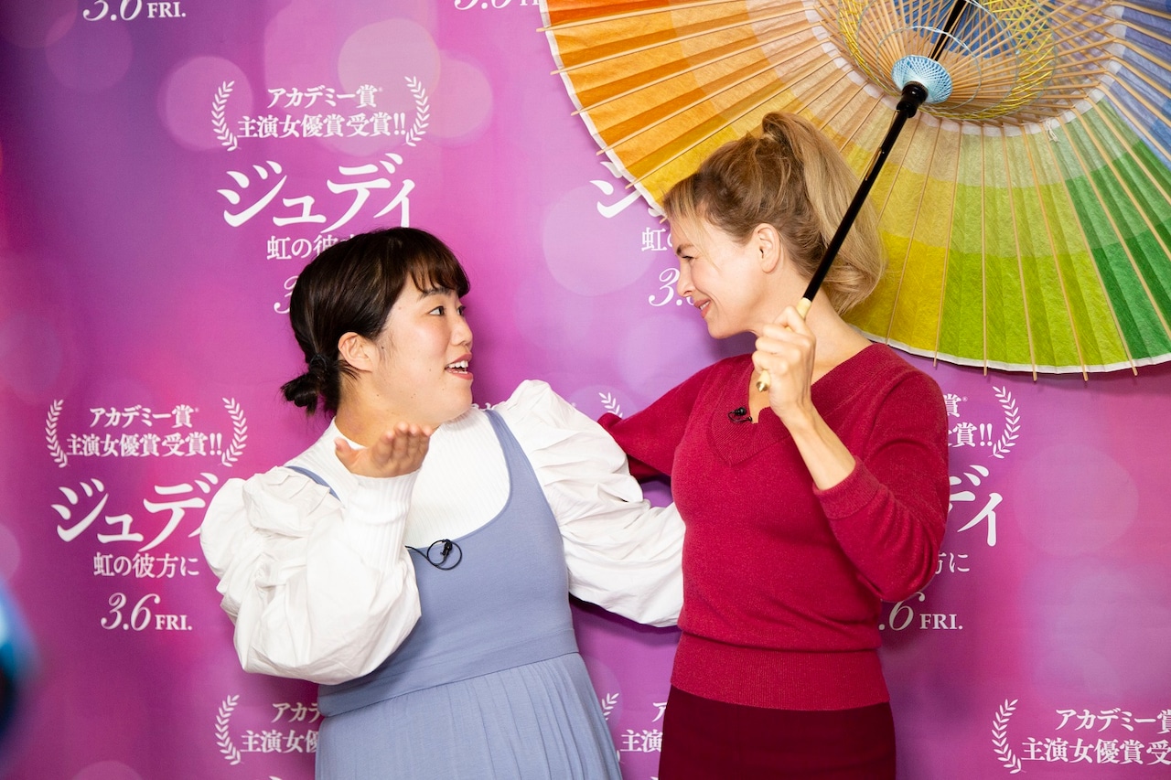 ゆりやんが憧れのレニー・ゼルウィガーと対面、虹色の和傘をプレゼント