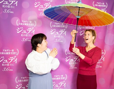 左からゆりやんレトリィバァ、レニー・ゼルウィガー。