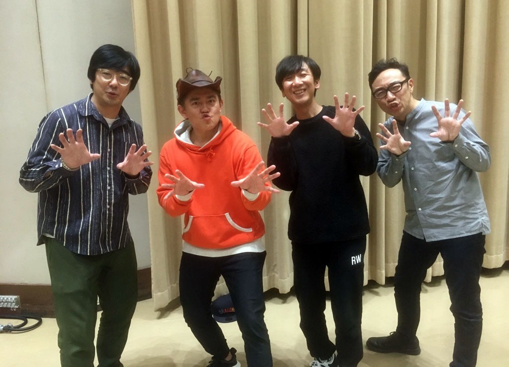スピードワゴン井戸田（左から2人目）と東京03。