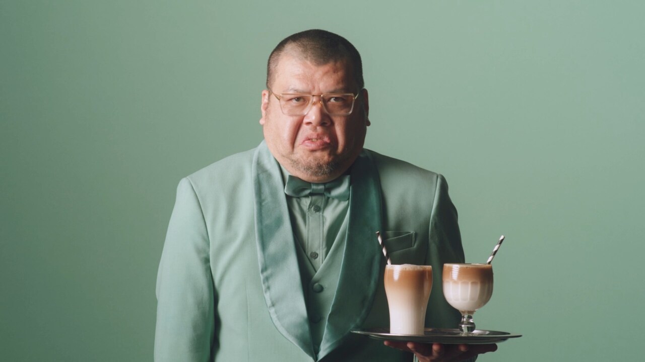 執事となった野性爆弾くっきー！、長澤まさみ＆夏帆にカフェオレ提供