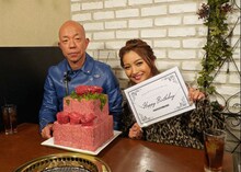 「極上空間 ～小さなクルマ、大きな未来。～」で焼肉店を訪れ、ゆきぽよ（右）に“巨大肉ケーキ”で8カ月遅れの誕生日祝いをされるバイきんぐ小峠（左）。(c)BS朝日