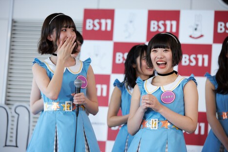 左から鶴見萌、的場華鈴。