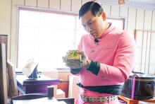 お宝を探すオードリー春日。