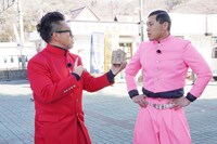 お宝を探す宮川大輔（左）とオードリー春日（右）。