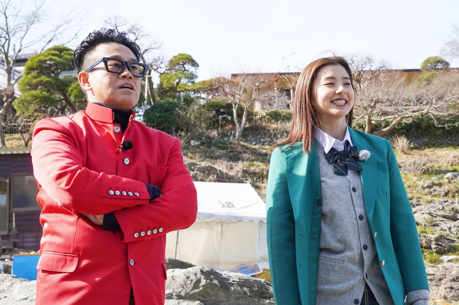 宮川大輔（左）と朝比奈彩（右）。