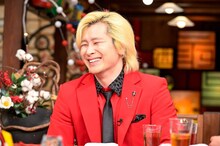 「人生最高レストラン」に出演する、メイプル超合金カズレーザー。(c)TBS