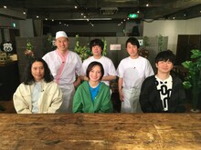 ゲストのピース又吉（前列左）とベッキー（前列中央）。