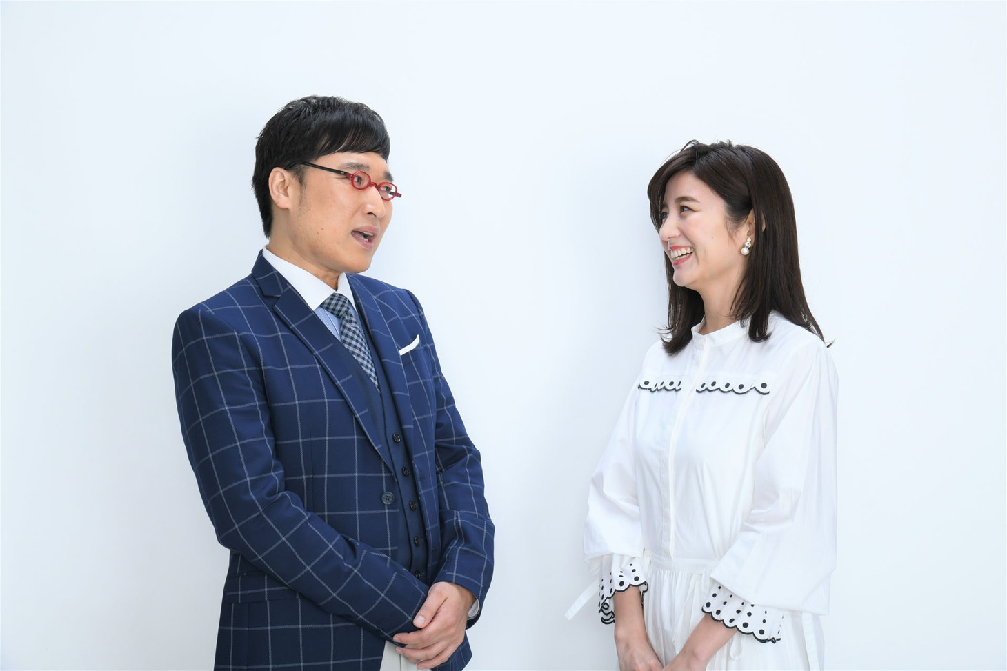 南海キャンディーズ山里（左）と宇賀なつみ（右）。(c)カンテレ