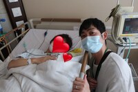 妻と子とのスリーショットを公開したNON STYLE石田。