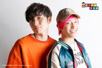 「デジタル写真館」より、ラニーノーズ洲崎（左）とEXIT兼近（右）。