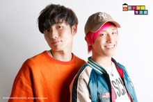 「デジタル写真館」より、ラニーノーズ洲崎（左）とEXIT兼近（右）。