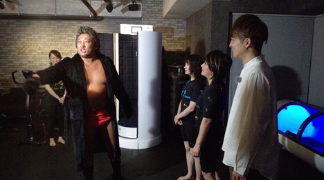 「友近×ロバート秋山の『れいわもええわ』~バカ言ってる最新流行もんツアー~」のワンシーン。(c)読売テレビ