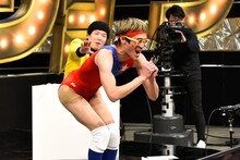 ムラムラタムラと桐野安生（後方左）。(c)TBS