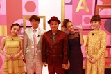 「トゥルさま☆」に出演する（左から）板野友美、さまぁ～ず、あびる優、荻野由佳。