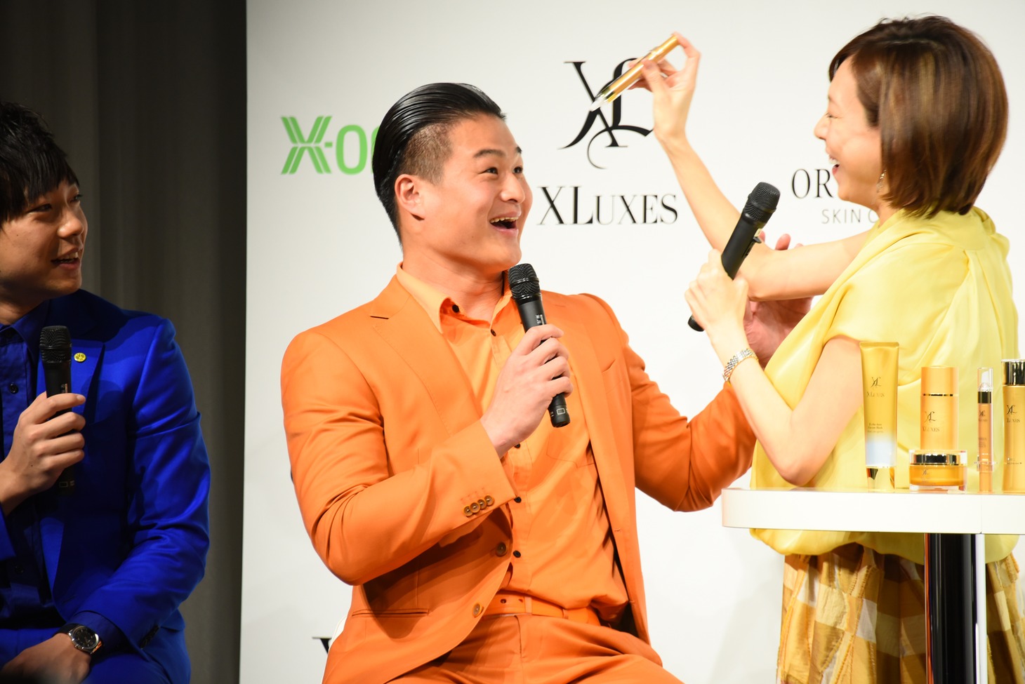 高橋真麻から美容液を試すよう勧められ、怯えるティモンディ高岸（中央）。