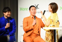 美容液を体験するティモンディ高岸（中央）。