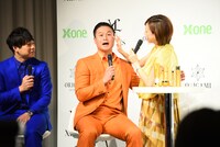 恐る恐る美容液を体験するティモンディ高岸（中央）。