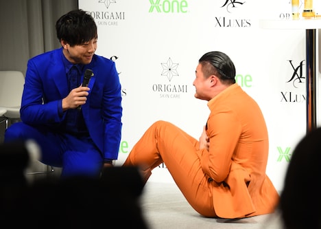 高速腹筋20回を披露するティモンディ。