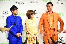 囲み取材に応じるティモンディと高橋真麻（中央）。