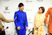 済美高校野球部流の発声を披露するティモンディ前田（左）。