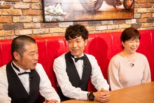 左からアキナ、秋山文子さん。