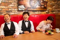 左からアキナ、秋山文子さん。