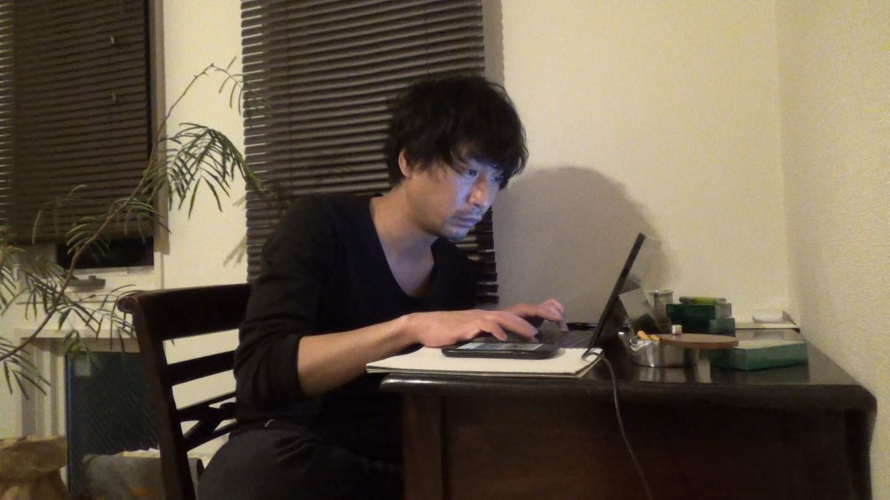 自身の脚本も執筆する安達健太郎。(c)MBS