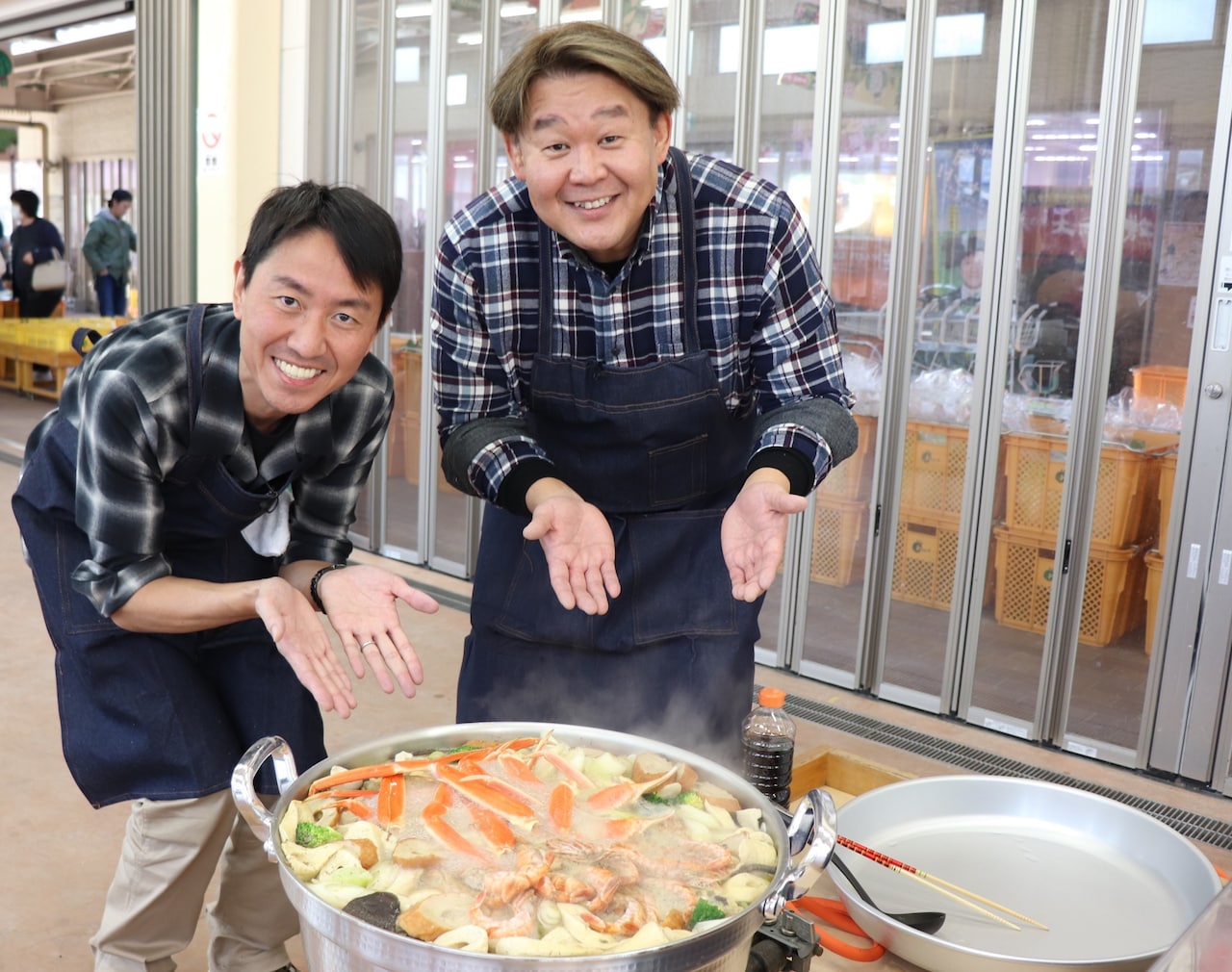 左からチュートリアル福田、花田虎上。(c)日本海テレビ