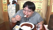 「それって!?実際どうなの課」で激辛カレーに挑むタイムマシーン3号・関。(c)中京テレビ