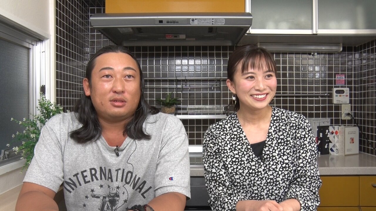「衝撃一家」に出演する（左から）ロバート秋山、山本雪乃アナ。(c)テレビ朝日
