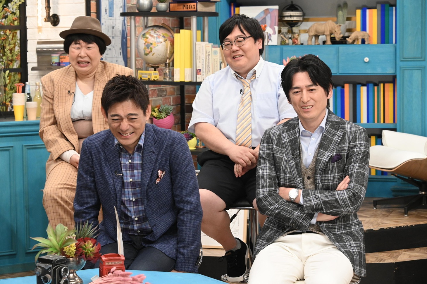博多華丸・大吉と（後列左から）森三中・大島、タイムマシーン3号・関。(c)中京テレビ
