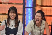 左から入山杏奈、仲宗根梨乃。(c)読売テレビ