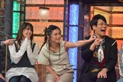 左から入山杏奈、仲宗根梨乃、古坂大魔王。(c)読売テレビ
