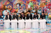 「アメトーーク！」の「ドラえもん ひみつ道具ドラフト会議」に出演する（左から）サバンナ高橋、千原ジュニア、バカリズム、麒麟・川島、鬼龍院翔、NON STYLE井上。(c)テレビ朝日