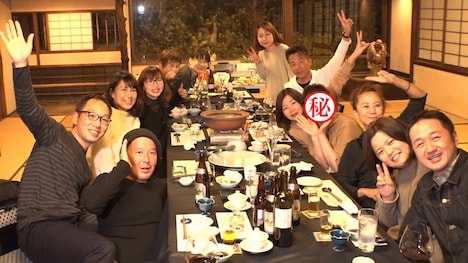 大久保佳代子が開いた宴会の出席者たち。(c)フジテレビ