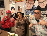 シソンヌと池田美優（中央）。