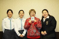 ガールスカウトアンバサダーに就任したハリセンボン春菜（右から2番目）。