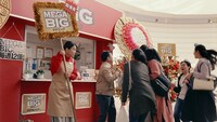 「MEGA BIG」の新CM「西川きよし目がビッグ」編より。
